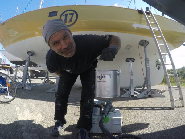 Captain Gugg bei der Arbeit mit Lack :)