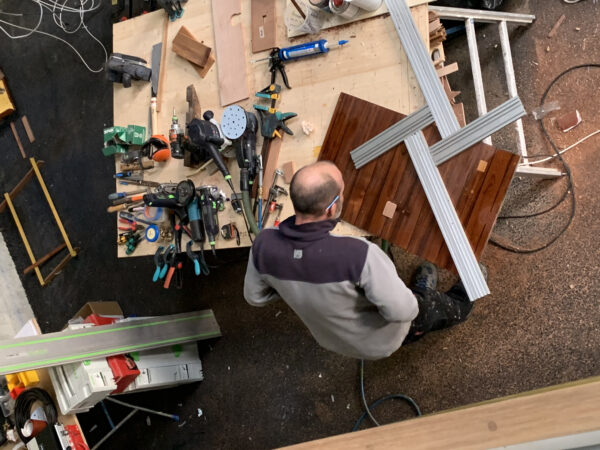 Captain Gugg bei der Arbeit mit Holz :)